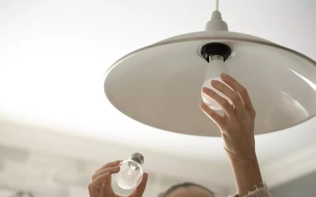 تغییر لامپ پس از خرابی و بهترین فروشگاه برای خرید لامپ